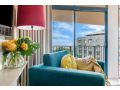 Sweeping Harbourfront Views atop Tropical Resort Apartment, Darwin - thumb 10