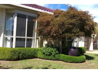 Sweet Holiday Home by the Golf Course Guest house, Canberra - 4