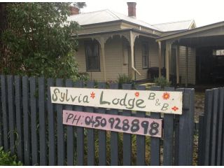 Sylvia Lodge A pet friendly Homestay for budget travellers Bed and breakfast, Orbost - 2
