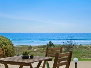 Tahnee Court Unit 3 - Absolute beachfront Apartment Apartment, Gold Coast - 2