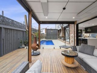 Tassell Premium Beach House And Pool 5 Guest house, Torquay - 1