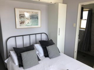 Taylor Square: small studio with a view! BUDGET Apartment, Sydney - 5