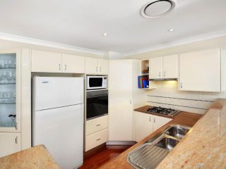 Family Beach Retreat in Lovely Terrigal Home Guest house, Terrigal - 1