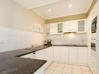 Stylish House with Balcony, Close to Beach & Shops Guest house, Terrigal - 5