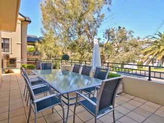 Stylish House with Balcony, Close to Beach & Shops Guest house, Terrigal - 2