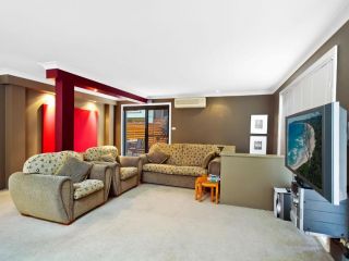 Stylish House with Balcony, Close to Beach & Shops Guest house, Terrigal - 3
