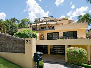 Stylish House with Balcony, Close to Beach & Shops Guest house, Terrigal - 1