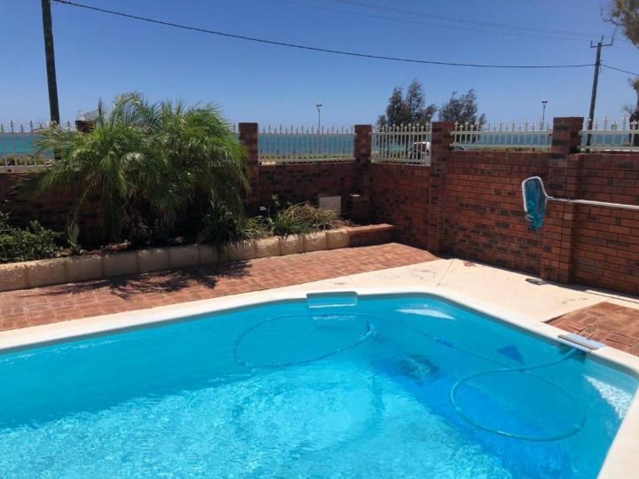 Beach front 4 x2 Home with pool Guest house, Geraldton - imaginea 2