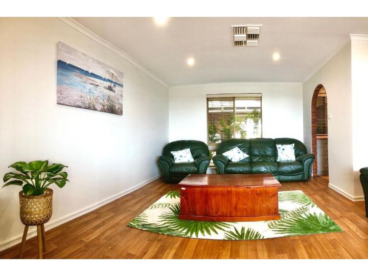 Beach front 4 x2 Home with pool Guest house, Geraldton - imaginea 6