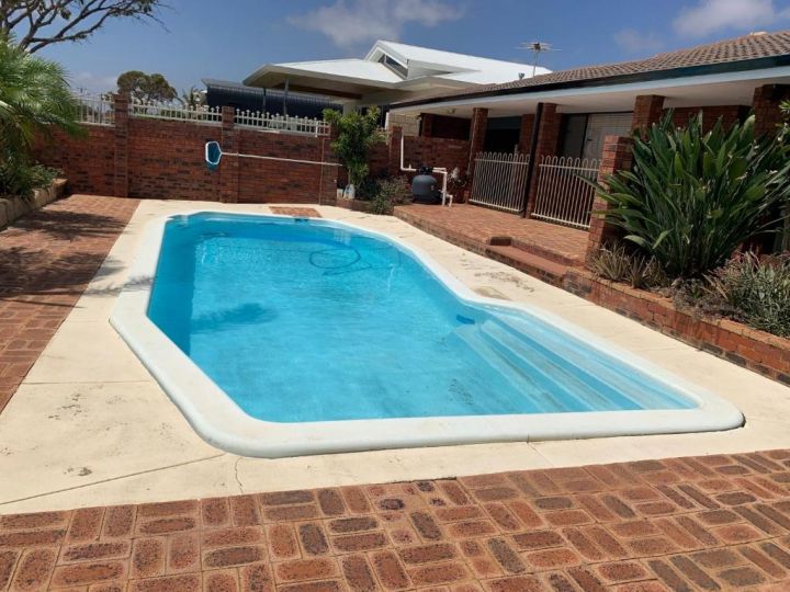 Beach front 4 x2 Home with pool Guest house, Geraldton - imaginea 1