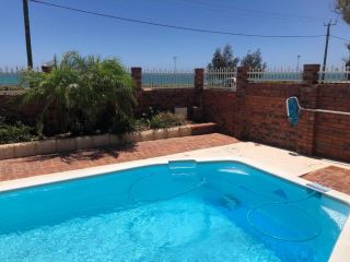 Beach front 4 x2 Home with pool Guest house, Geraldton - 2