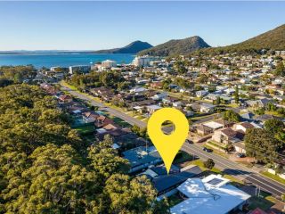 The Bay House Shoal Bay huge five bedroom holiday home with WiFi and Foxtel Guest house, Shoal Bay - 2