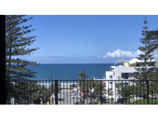 The Beach At Your Doorstep! Guest house, Caloundra - 2