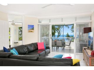 The Beach House 3BR Waterfront Apartment, Own WIFI Apartment, Trinity Beach - 4