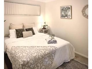 The Beach Pad * Pet Friendly Stay Guest house, Blackwall - 2