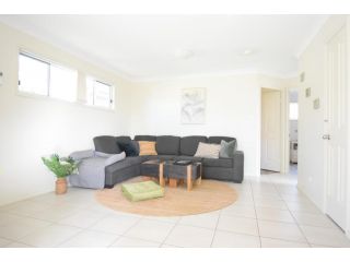 The Beach Pad * Pet Friendly Stay Guest house, Blackwall - 5