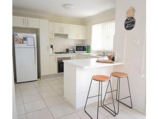 The Beach Pad * Pet Friendly Stay Guest house, Blackwall - 3