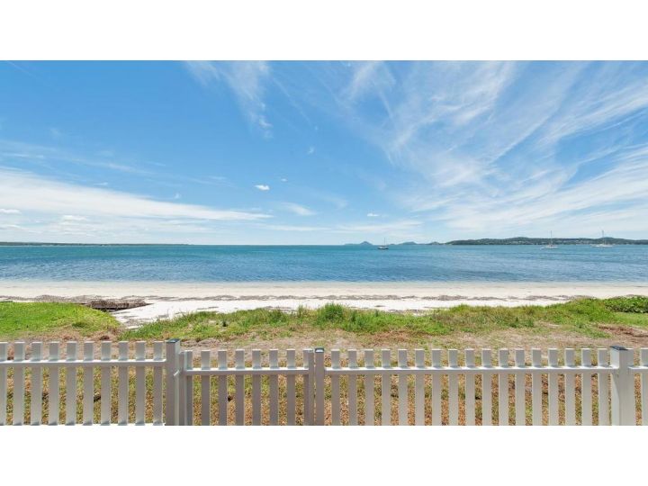 The Beach Shack on Wanda - Brand New Beachfront Luxury Guest house, Salamander Bay - imaginea 10