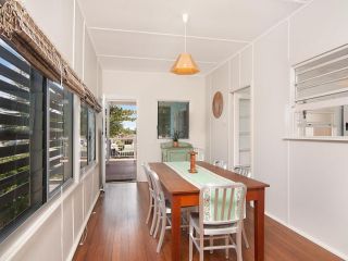 The Blue House - flat walk to river and beach Guest house, Yamba - 1