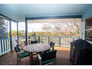 The Blue House - 100M TO BEACH, PET FRIENDLY, BIG HOUSE, SLEEPS 8 Guest house, Point Lookout - 2