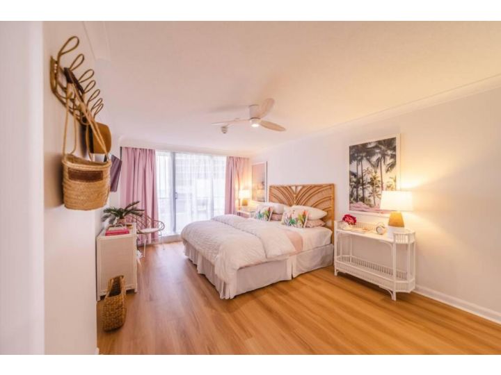 The Coconut Crib- Waterfront Burleigh Beach Apartment, Gold Coast - imaginea 11
