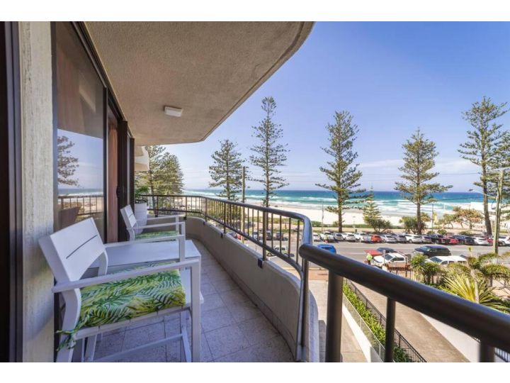 The Coconut Crib- Waterfront Burleigh Beach Apartment, Gold Coast - imaginea 10