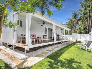 The Cottage Coolum Beach - Private Outdoor Spa, Fire Pit, Cinema Room Guest house, Coolum Beach - 1
