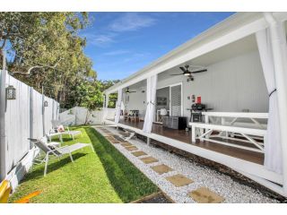 The Cottage Coolum Beach - Private Outdoor Spa, Fire Pit, Cinema Room Guest house, Coolum Beach - 4