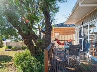 'The Croft' 11 Boulder Bay Rd - Cosy Beach House with Aircon & only 270m to the Beach Guest house, Fingal Bay - 1