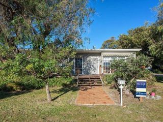 'The Croft' 11 Boulder Bay Rd - Cosy Beach House with Aircon & only 270m to the Beach Guest house, Fingal Bay - 2