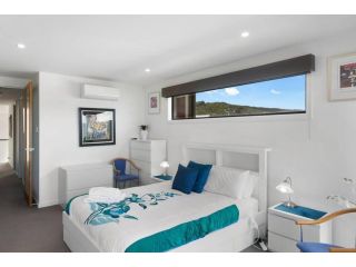 The Gallery Bass Dreaming Absolute Ocean Views Wifi Guest house, Skenes Creek - 1