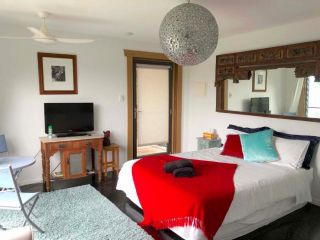 THE GOLDEN RETREAT POOL HOUSE Guest house, Uki - 2