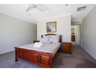 The Grand Holiday House Guest house, Yarrawonga - 5