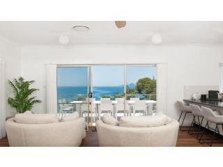 The Family Entertainer - with sweeping water views Guest house, Salamander Bay - 1