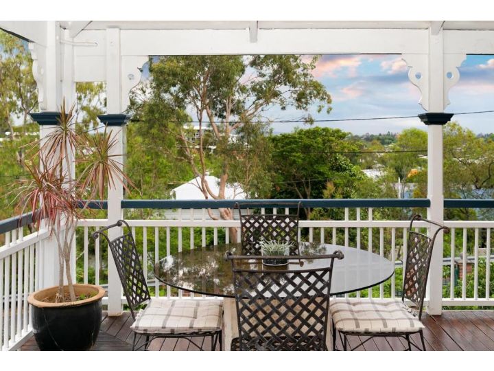 The Indooroopilly Queenslander - 4 Bedroom Family Home - Private Pool - Wifi - Netflix Guest house, Brisbane - imaginea 14