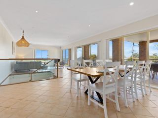 The Lighthouse a Luxury Five Bedroom Home with Stunning Views of Jervis Bay Guest house, Vincentia - 2