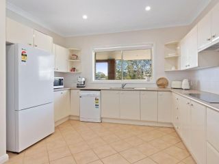 The Lighthouse a Luxury Five Bedroom Home with Stunning Views of Jervis Bay Guest house, Vincentia - 5