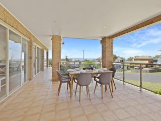 The Lighthouse a Luxury Five Bedroom Home with Stunning Views of Jervis Bay Guest house, Vincentia - 3