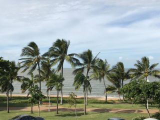 Lighthouse Apartments on The Strand - Penthouse Apartment, Townsville - 2