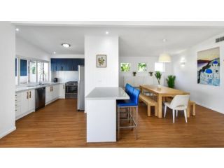 The Lookout Holiday Home, Beautiful Views! Guest house, Caloundra - 5