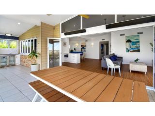 The Lookout Holiday Home, Beautiful Views! Guest house, Caloundra - 3