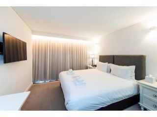 Elegant Studio with Fantastic Rooftop Views Guest house, Perth - 1