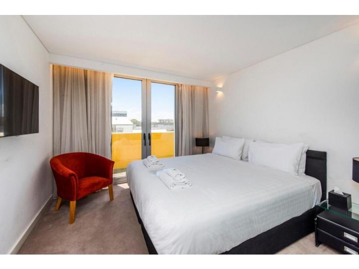 Stylish Room - Enjoy City Views on Rooftop Terrace Guest house, Perth - imaginea 2