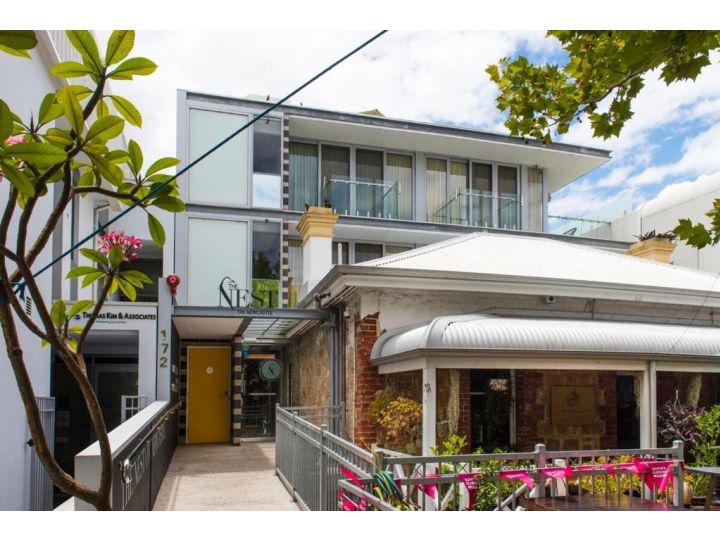 Chic Sanctuary - Stylish Room with Rooftop Guest house, Perth - imaginea 12