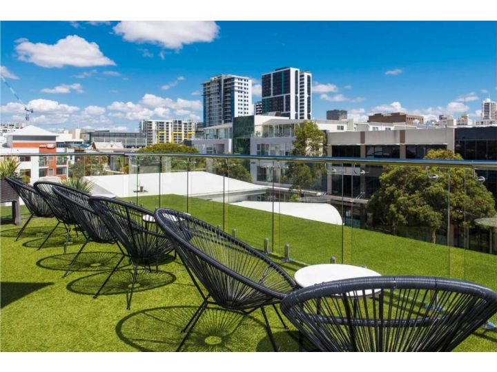 Modern Room with Rooftop Terrace Located Centrally Guest house, Perth - imaginea 13