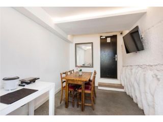 Modern Room with Rooftop Terrace Located Centrally Guest house, Perth - 3