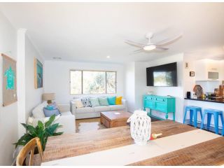 The Pandanus House - Beach styled home - sleeps up to 7 - close to beach Guest house, Point Lookout - 2