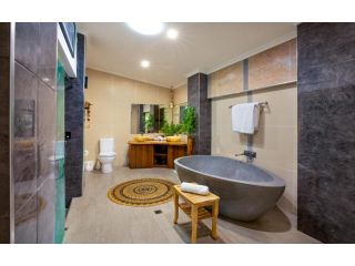 Luxury Penthouse 5 BDR 3 Bath Twin Rain Showers 365 sq mtrs Apartment, Port Douglas - 5