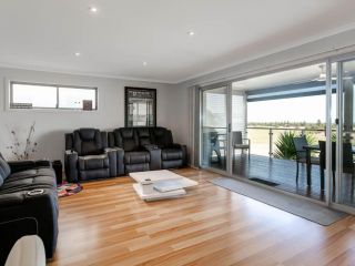 The Red Door - 52 Turnberry Drive Guest house, Normanville - 4