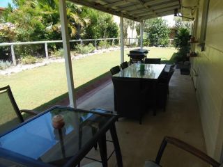 The Red Piranha - Rainbow Beach, Close to everything, air con and pet friendly Guest house, Rainbow Beach - 5
